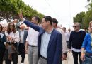 Juanma Moreno visita la tradicional degustación de habas con tocino y fritá de las fiestas de San Marcos en El Ejido