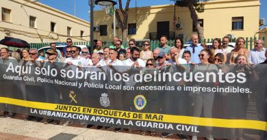 FOTONOTICIA: CONCENTRACIÓN CUARTEL DE ROQUETAS DE MAR