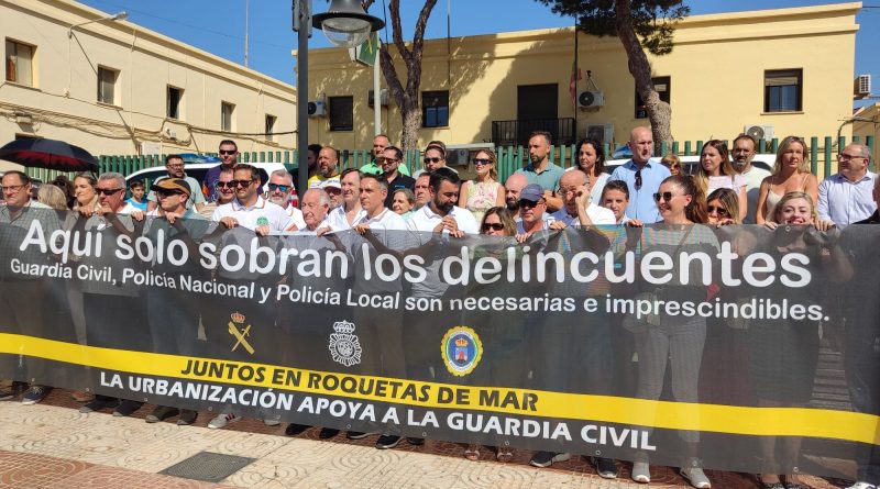 FOTONOTICIA: CONCENTRACIÓN CUARTEL DE ROQUETAS DE MAR