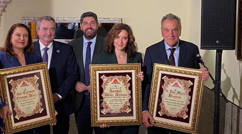 Carmen Crespo premiada en los V Premios Internacionales ‘The Grape Night’ de la asociación APOEXPA de Murcia